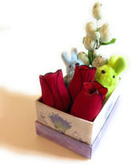 Idee Regalo San Valentino - Festa Della Donna - Scatolina Regalo + Ramo Di Uova Pasquali Artificiali 22cm + 2 Coniglietti Peluche Azzurro e Verde 7cm + Rose Di Velluto