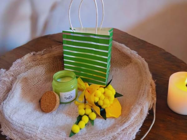 NARAMAKI® Idea Regalo per la Donna - Sacchetto Regalo con Candela Profumata per Ambienti in Vaso di Vetro + Bouquet - Regalini Fine Festa - Aromi| Essenze -Compleanno|Amica|Nonna|Mamma