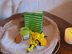 NARAMAKI® Idea Regalo per la Donna - Sacchetto Regalo con Candela Profumata per Ambienti in Vaso di Vetro + Bouquet - Regalini Fine Festa - Aromi| Essenze -Compleanno|Amica|Nonna|Mamma