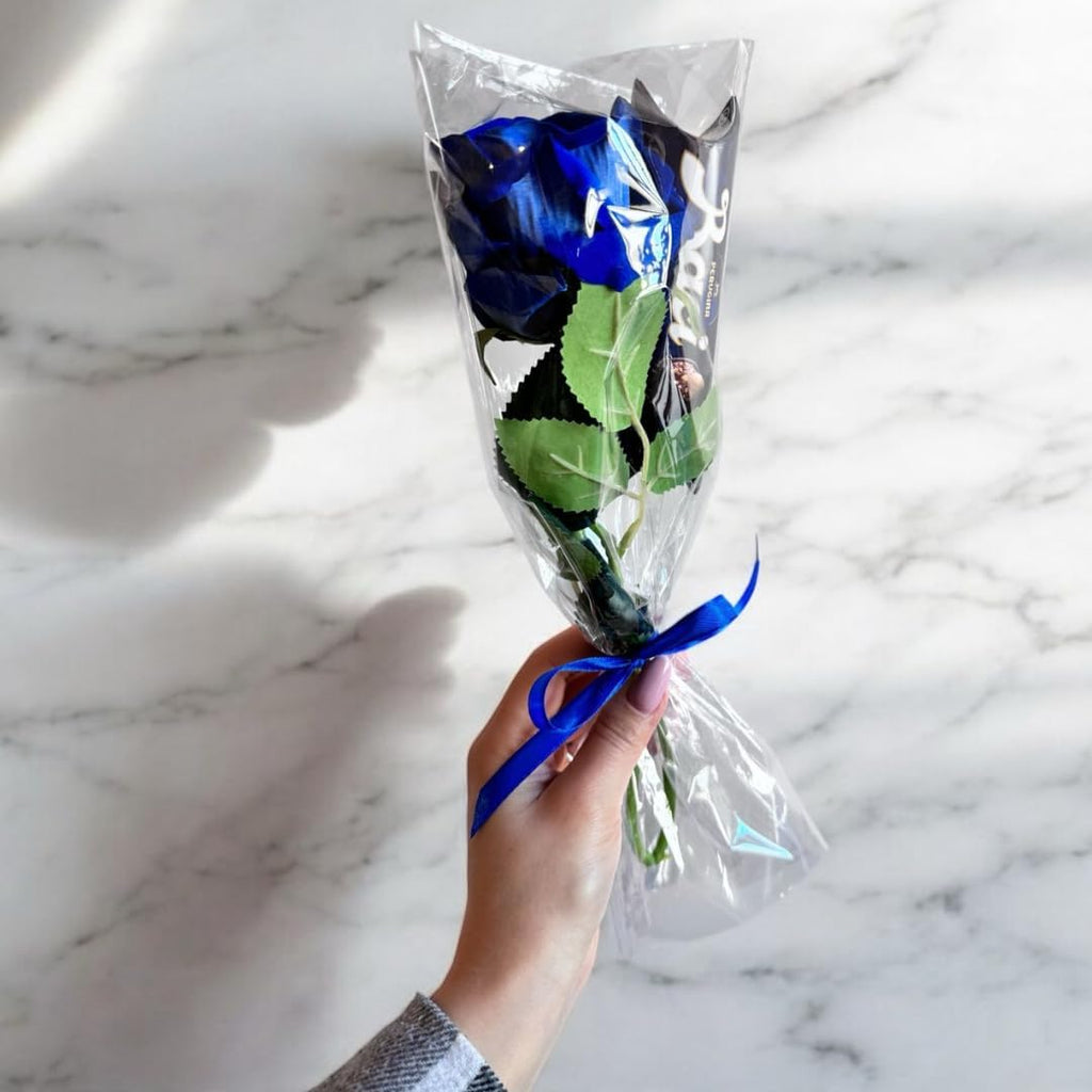 NARAMAKI Baci Perugina Regalo Festa della Mamma 2025 - Bouquet con Baci Perugina 37,5g + Rosa Eterna Blu Velluto a Gambo Lungo