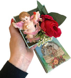 NARAMAKI® Regalo Festa della Donna 2024 - Calamita Angelo Rosa di Resina in Cofanetto con Fiore Artificiale Fucsia (ANGELO ROSA)