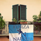 NARAMAKI® Bandiera del Napoli 90x150cm Stampa "Forza Napoli"- Materiale Poliestere - Leggera - Bandiera con Passante per Asta