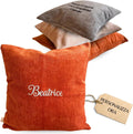 20Tipici®" - Federa Cuscino Personalizzato con Nome/Scritta Ricamo - 1 Fodera Personalizzabile Poliestere Simil Velluto 45x45cm - Regalo Uomo Donna